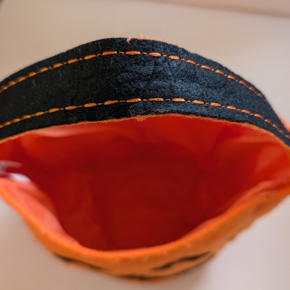 Sur la table "Trick or Treat" Pumpkin Bag For Kids - Picture 3 of 4